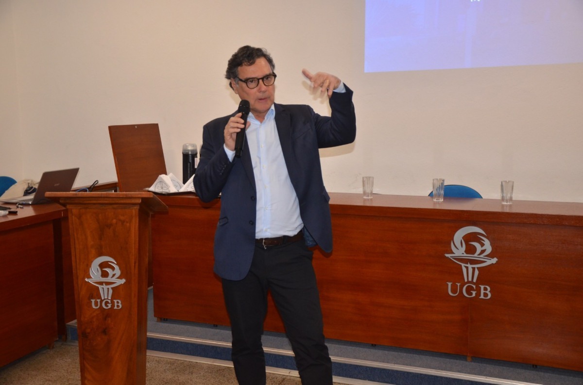 Advogado da CBF compartilha trajet&oacute;ria profissional em palestra no UGB