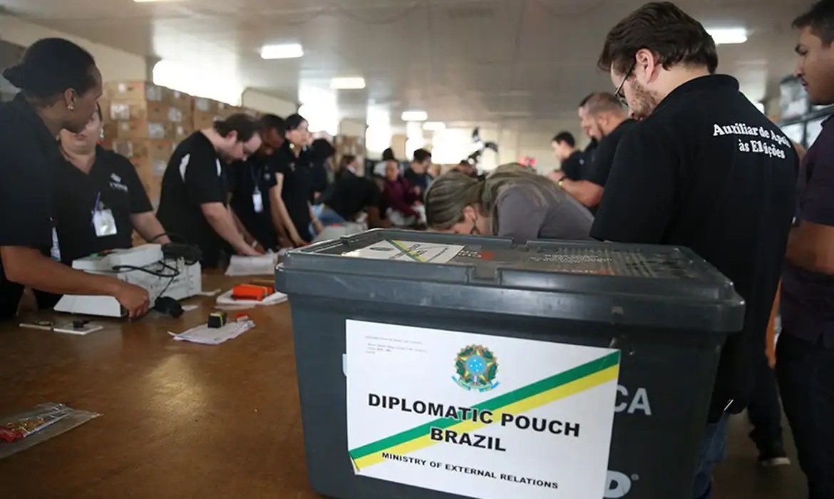 Brasileiros no exterior citam polariza&ccedil;&atilde;o e disputa acirrada