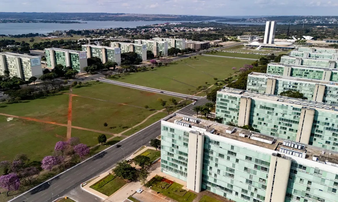 Manifesto pede valoriza&ccedil;&atilde;o do servi&ccedil;o p&uacute;blico e alerta para riscos