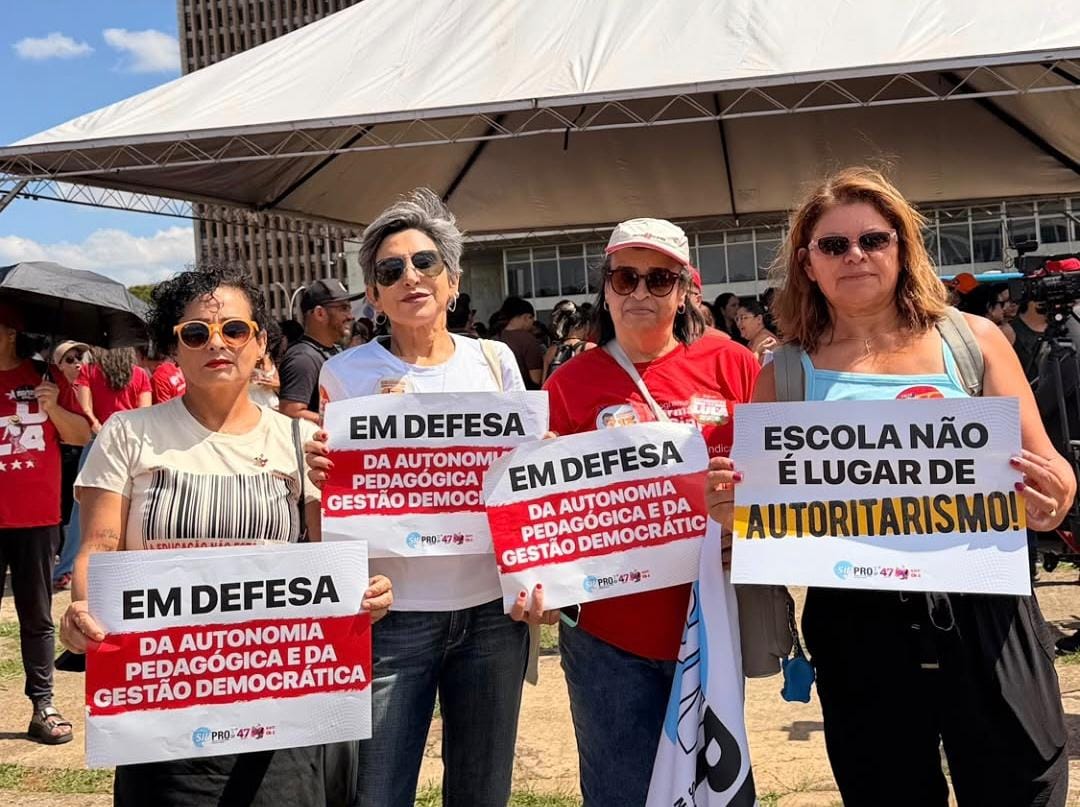 Professores do DF fazem ato "contra autoritarismo de Celina"