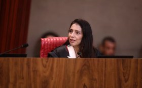 Ministra do TSE relata votos &agrave;s 2h59 e critica excesso de processos eleitorais