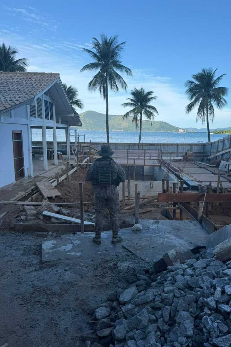 Agentes da pol&iacute;cia flagram constru&ccedil;&atilde;o irregular em condom&iacute;nio da Momba&ccedil;a