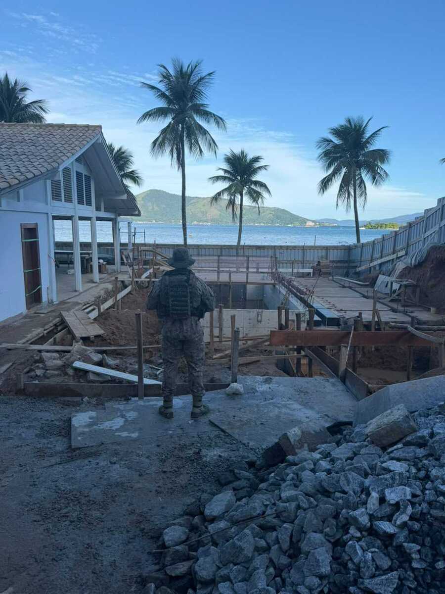 Agentes da pol&iacute;cia flagram constru&ccedil;&atilde;o irregular em condom&iacute;nio da Momba&ccedil;a