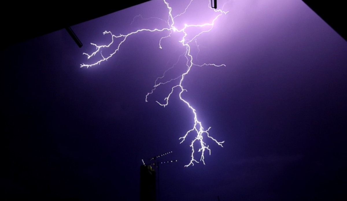 Mais de 10 mil clientes afetados por descargas el&eacute;tricas na cidade