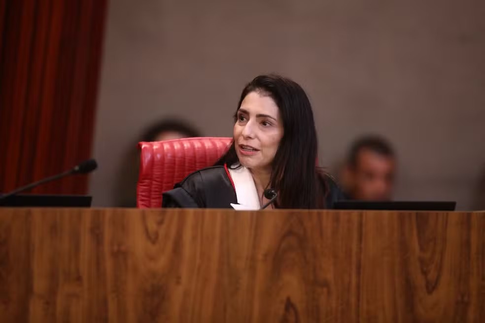Ministra do TSE relata votos &agrave;s 2h59 e critica excesso de processos eleitorais