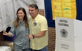 Fl&aacute;vio Bolsonaro vota no Rio, critica governo Lula e afirma: "Chegou a hora da mudan&ccedil;a de verdade"