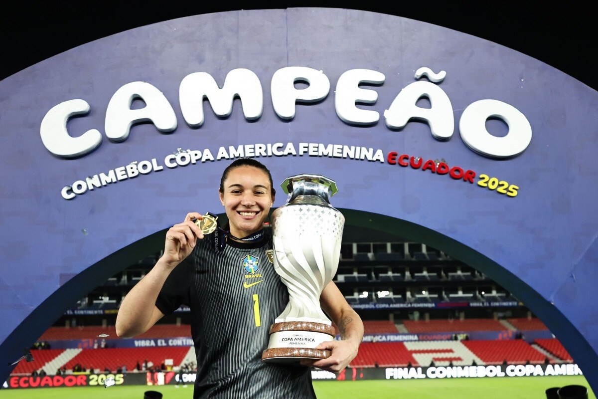 Lorena &eacute; eleita a 5&ordf; melhor goleira do mundo na Bola de Ouro