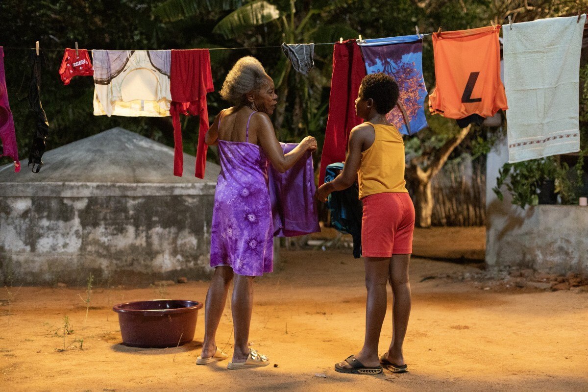 Dilma (Teca Pereira) e Gugu (Yuri Gomes) lavam roupa e enxaguam cumplicidades