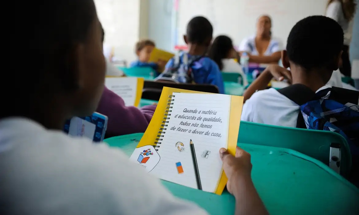 STF fixa para 2027 piso salarial de professores tempor&aacute;rios