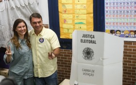 Nos Estados Unidos ap&oacute;s fuga, Fl&aacute;vio Bolsonaro conceder&aacute; entrevista