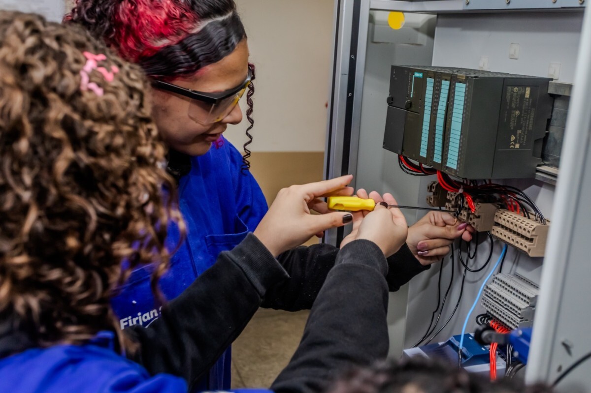 Alunos de cursos t&eacute;cnicos ganham aux&iacute;lio