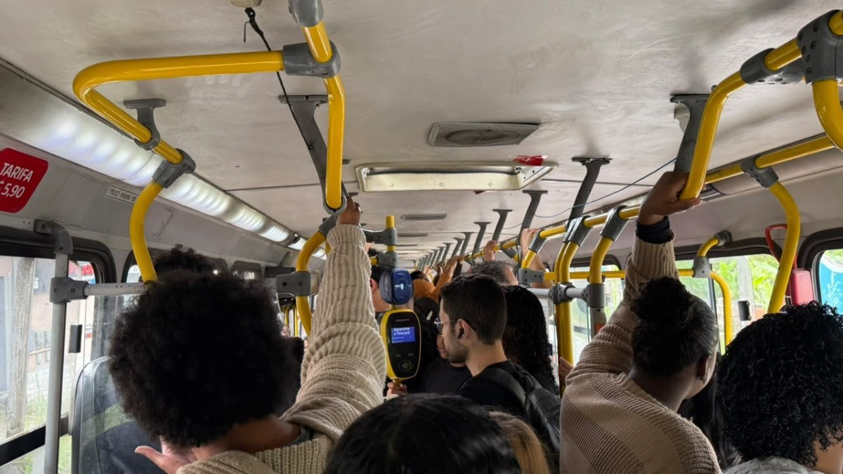 Cabem 700 pessoas dentro de um &ocirc;nibus?