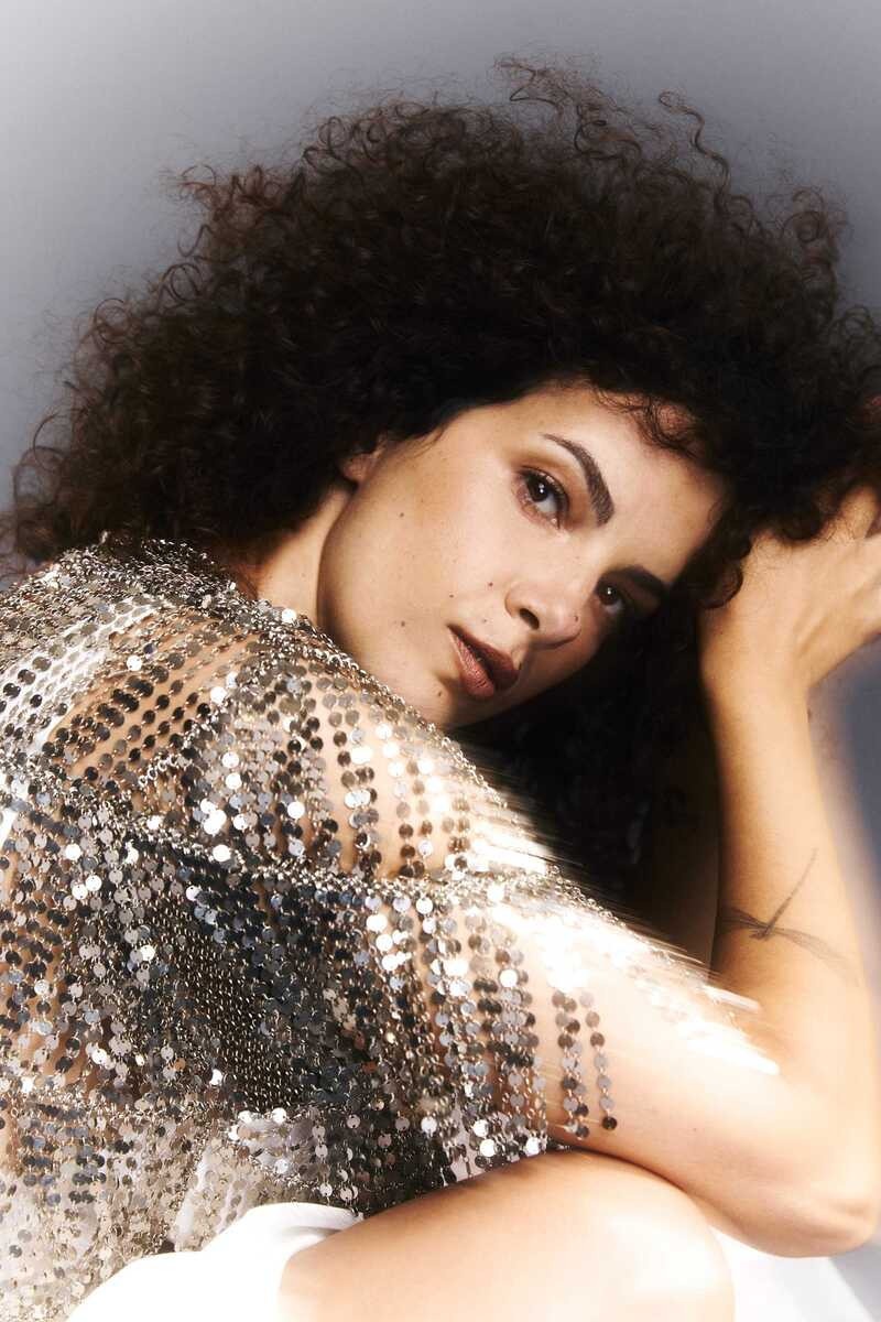 C&eacute;u celebra 20 anos de carreira com show no Sesc Campinas
