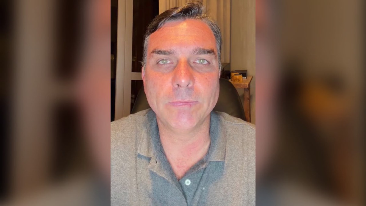 Fl&aacute;vio Bolsonaro detalha sa&iacute;da do pa&iacute;s e projeta disputa antes de 2030